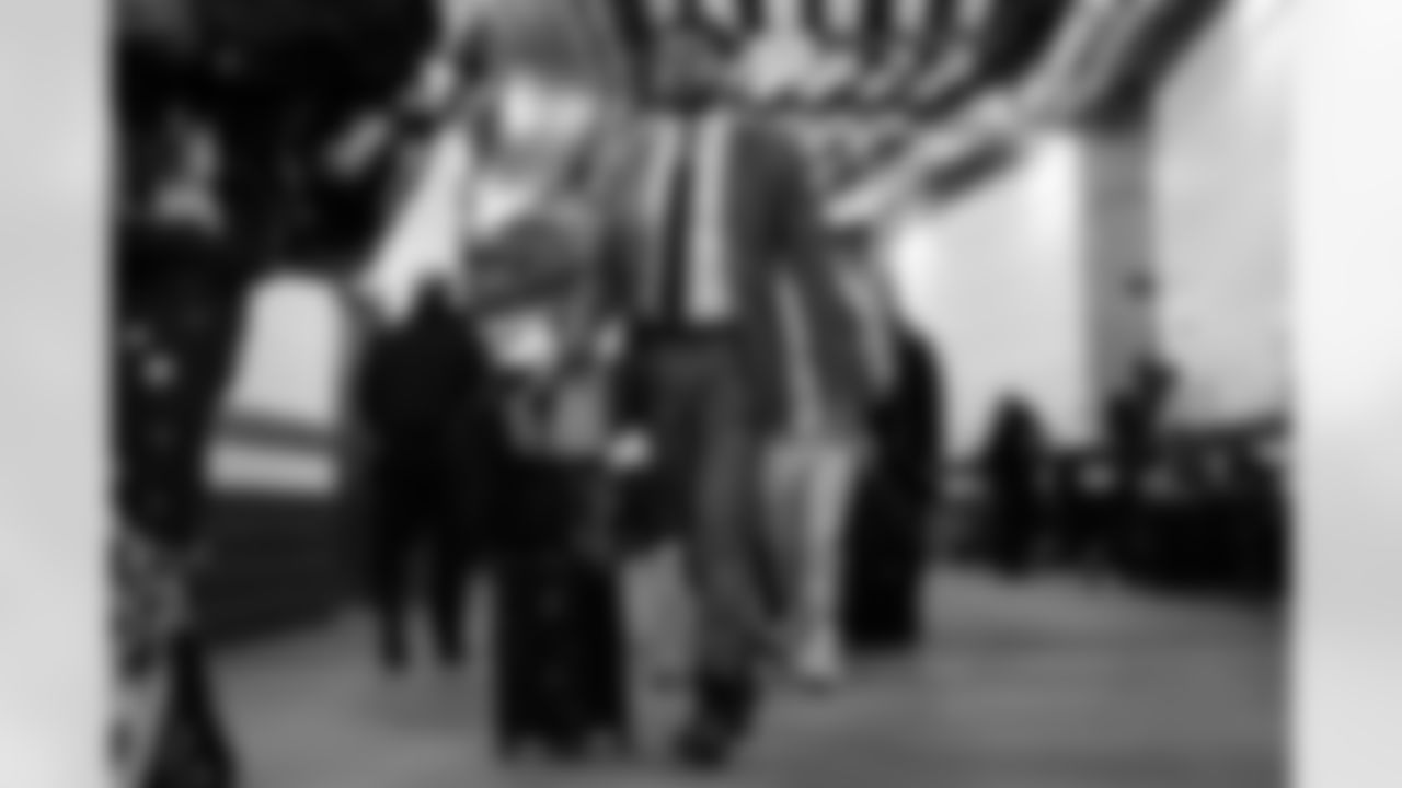 TE Noah Fant arrives at M&T Bank Stadium ahead of Week 13 against the Baltimore Ravens, Thursday, Nov. 27, 2025.