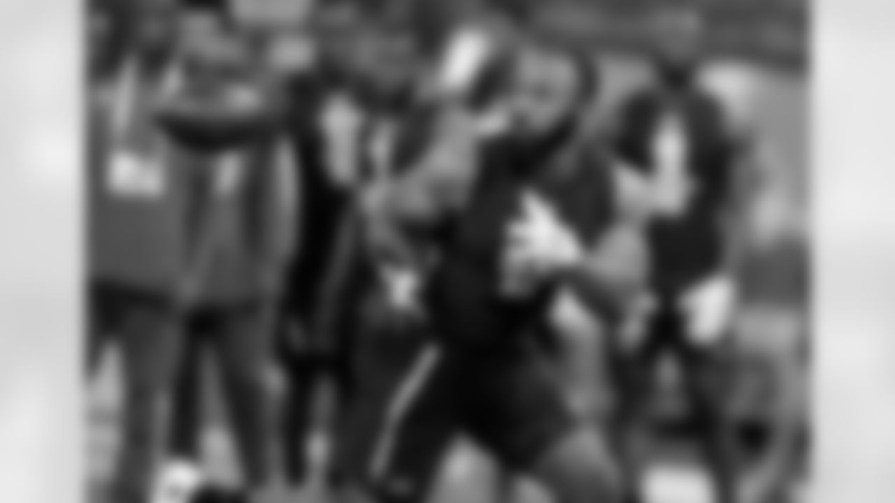 Oklahoma running back Samaje Perine runs a drill at the NFL football scouting combine in Indianapolis, Friday, March 3, 2017. (AP Photo/Michael Conroy)