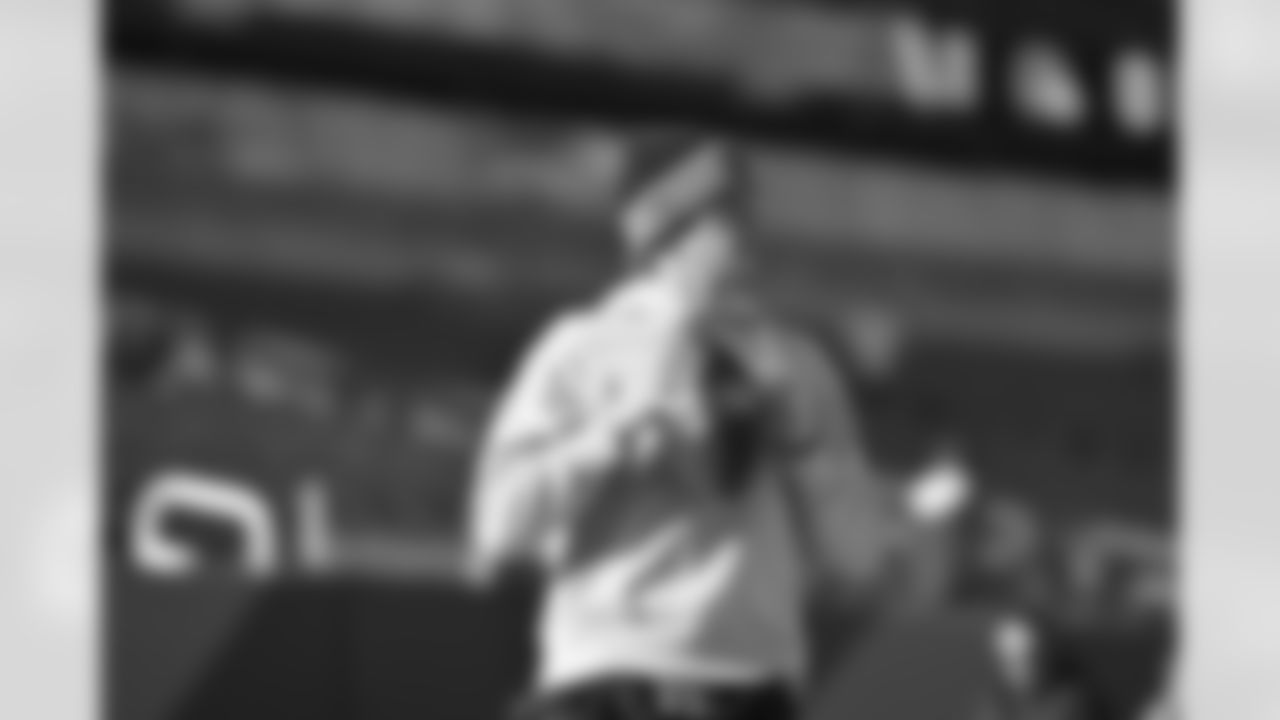 QB Joe Burrow warms up ahead of Week 18 against the Cleveland Browns, Sunday, Jan. 4, 2026.