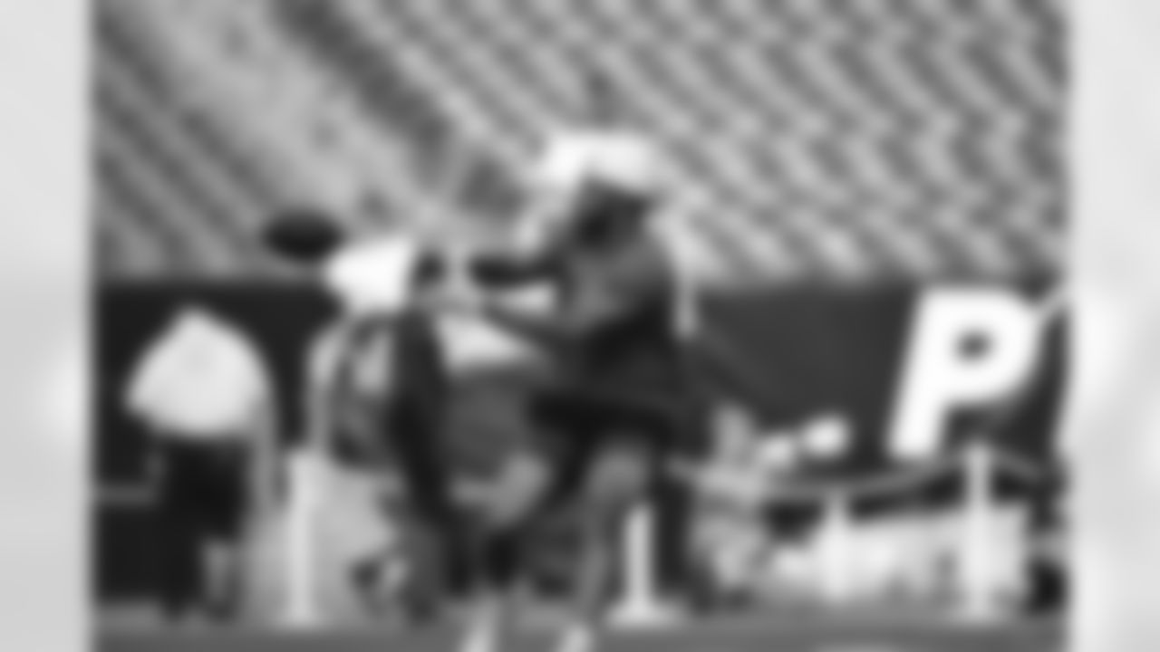 TE Noah Fant warms up at Lincoln Financial Field ahead of the Bengals' Preseason Week 1 game against the Philadelphia Eagles, Thursday, Aug. 7, 2025.