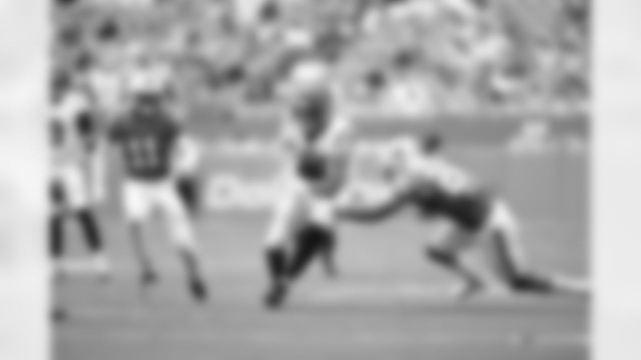 TE Drew Sample catches a pass during Week 16 against the Miami Dolphins at Hard Rock Stadium, Sunday, Dec. 21, 2025.