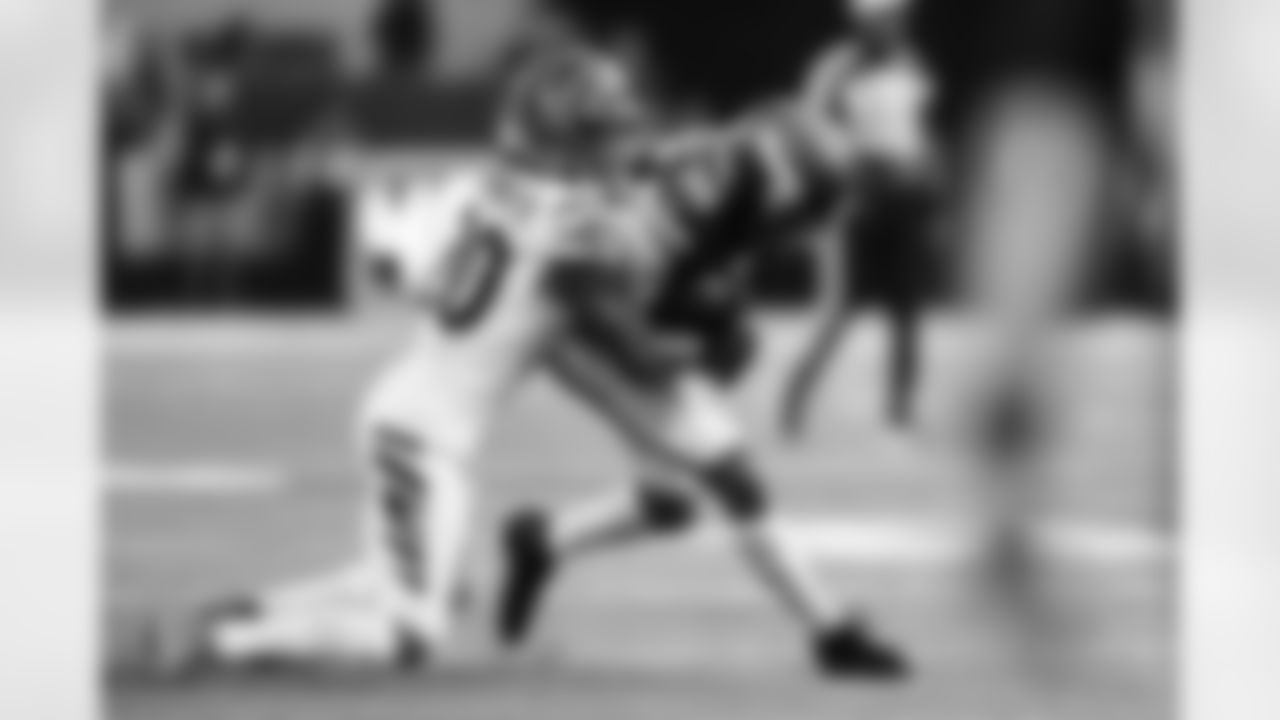 CB DJ Turner II tackles WR Justin Jefferson during Week 3 against the Minnesota Vikings, Sunday, Sept. 21, 2025.