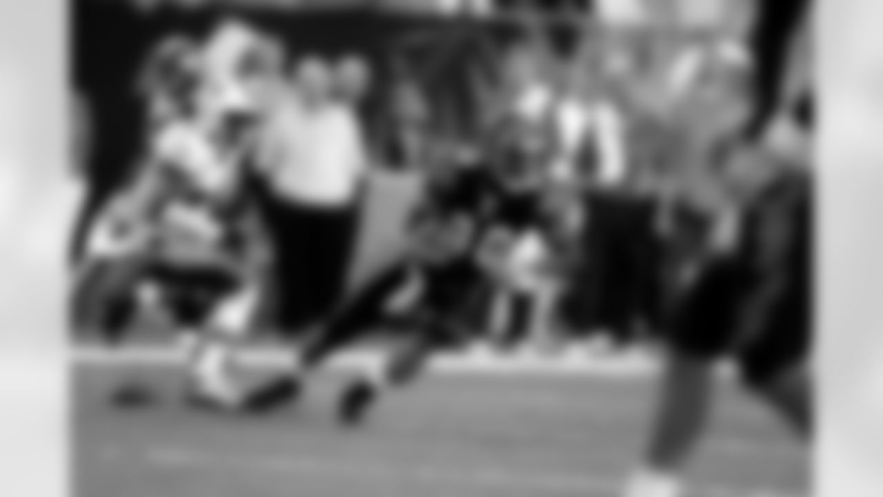 Peter Warrick #80 of the Cincinnati Bengals runs with the ball after making a catch during an NFL football game against the Miami Dolphins on Sept. 19, 2004 in Cincinnati. The Bengals defeated the Dolphins 16-13. (Joe Robbins via AP)