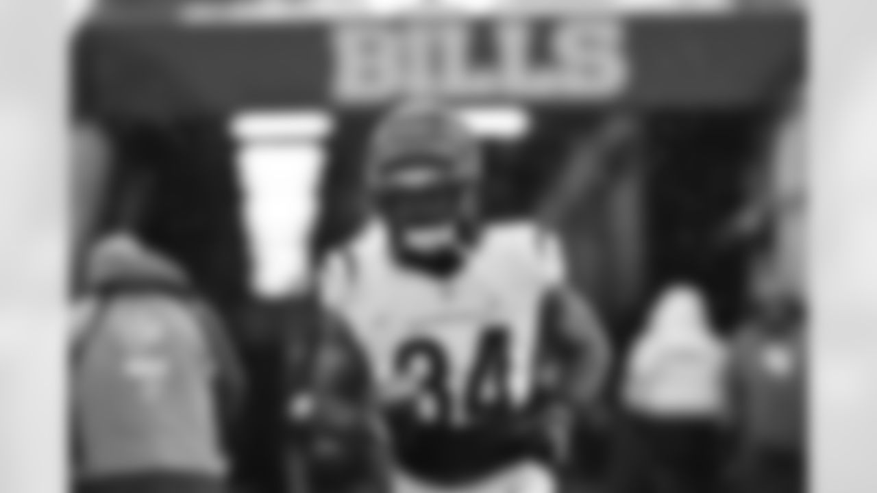 RB Samaje Perine warms up ahead of Week 14 against the Buffalo Bills at Highmark Stadium, Sunday, Dec. 7, 2025.