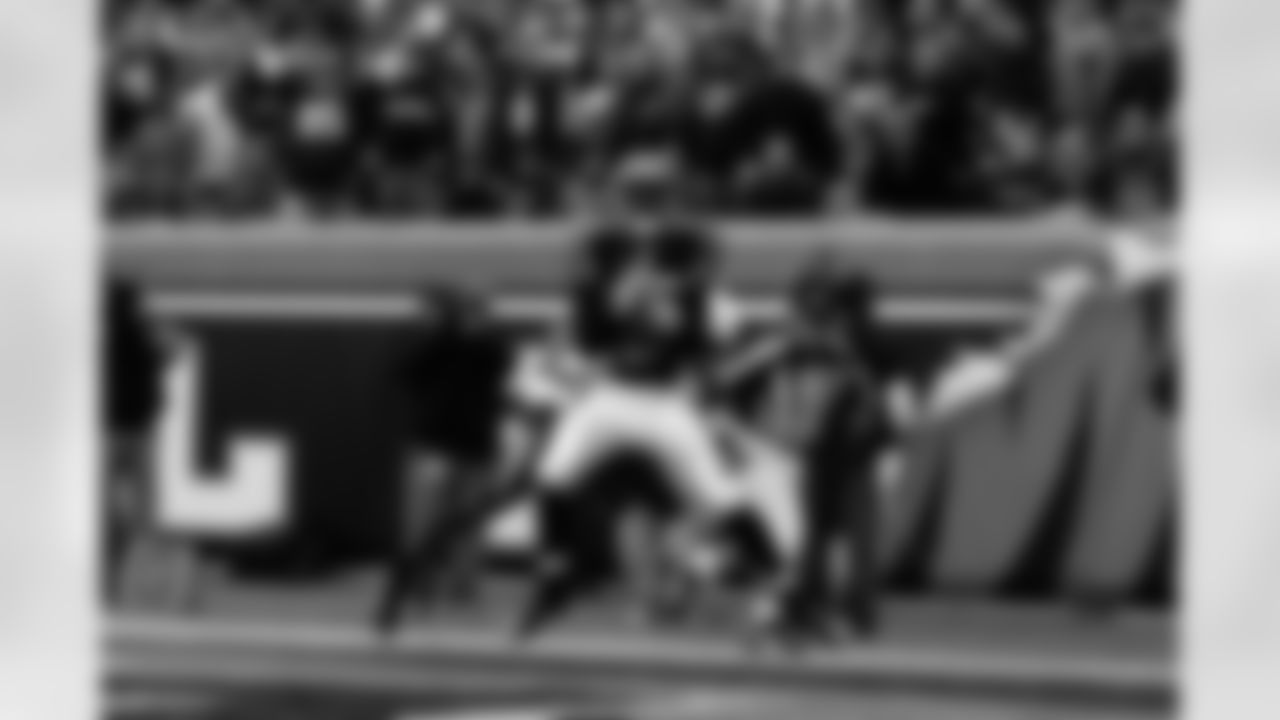 CINCINNATI, OH - NOVEMBER 18: Wide receiver Chris Henry #15 of the Cincinnati Bengals catches the football for a touchdown against the Arizona Cardinals at Paul Brown Stadium on November 18, 2007 in Cincinnati, Ohio. The Cardinals defeated Bengals 35-27. (AP Photo/Scott Boehm)