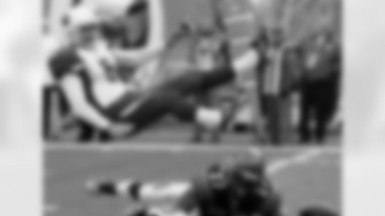 Cincinnati Bengals' DeDe Dorsey (27) blocks a punt by Arizona Cardinals punter Mike Barr (5) in the second half of an NFL football game, Sunday, Nov. 18, 2007, in Cincinnati. Dorsey returned the ball for a touchdown. Arizona won 35-27. (AP Photo/Al Behrman)