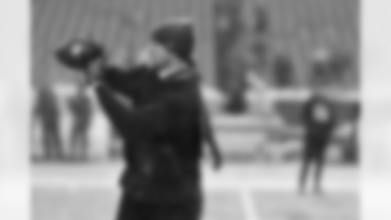 TE Mike Gesicki warms up ahead of Week 14 against the Buffalo Bills at Highmark Stadium, Sunday, Dec. 7, 2025.