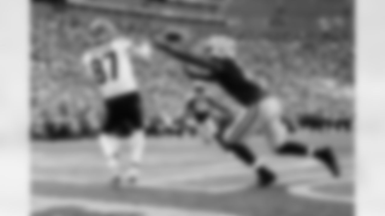 TE Tanner Hudson scores a touchdown in Week 6 against the Green Bay Packers.