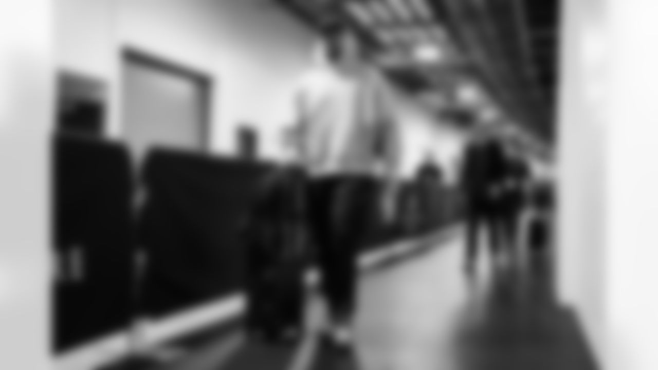 TE Noah Fant arrives at Acrisure Stadium ahead of Week 11 against the Steelers in Pittsburgh, Sunday, Nov. 16, 2025.