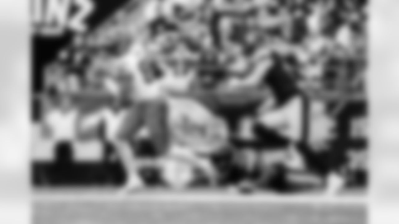 TE Noah Fant runs after the catch during Week 11 against the Steelers in Pittsburgh, Sunday, Nov. 16, 2025.