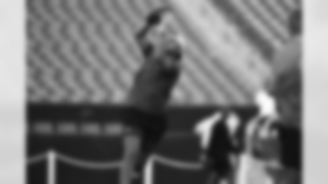 TE Tanner Hudson warms up at Lincoln Financial Field ahead of the Bengals' Preseason Week 1 game against the Philadelphia Eagles, Thursday, Aug. 7, 2025.