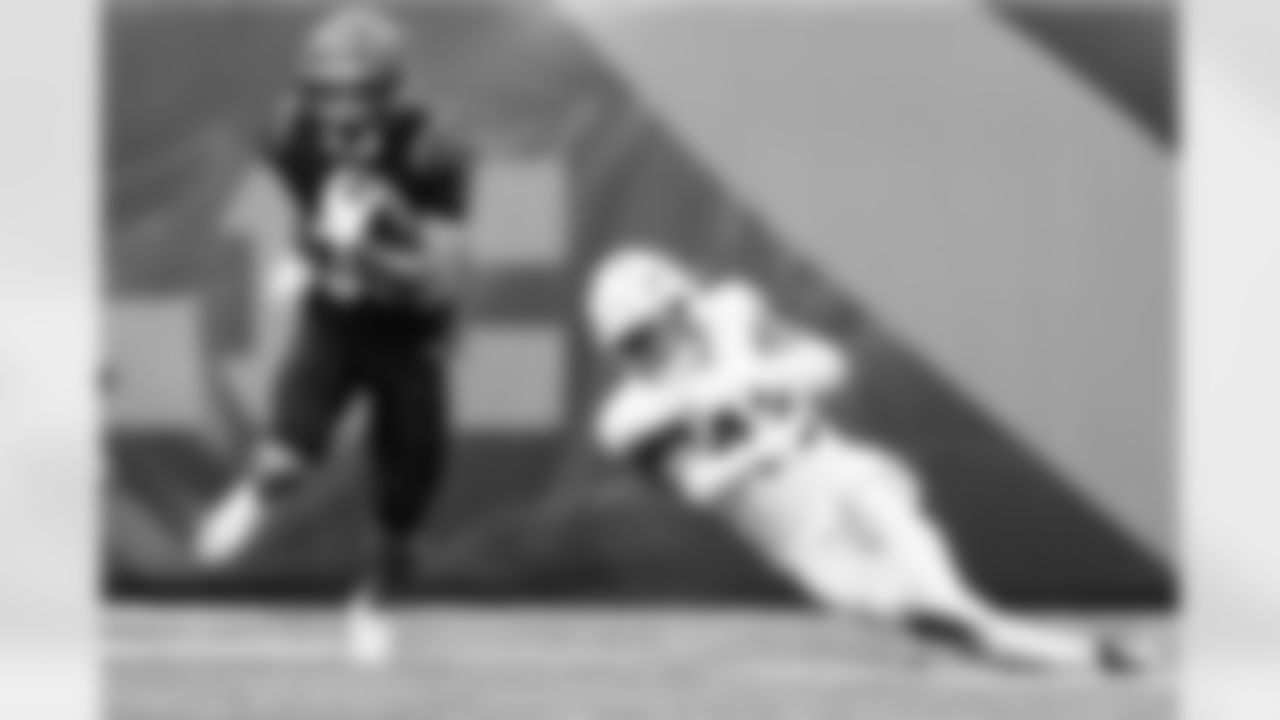 RB Chase Brown jukes a defender during Week 17 against the Arizona Cardinals at Paycor Stadium, Sunday, Dec. 28, 2025.