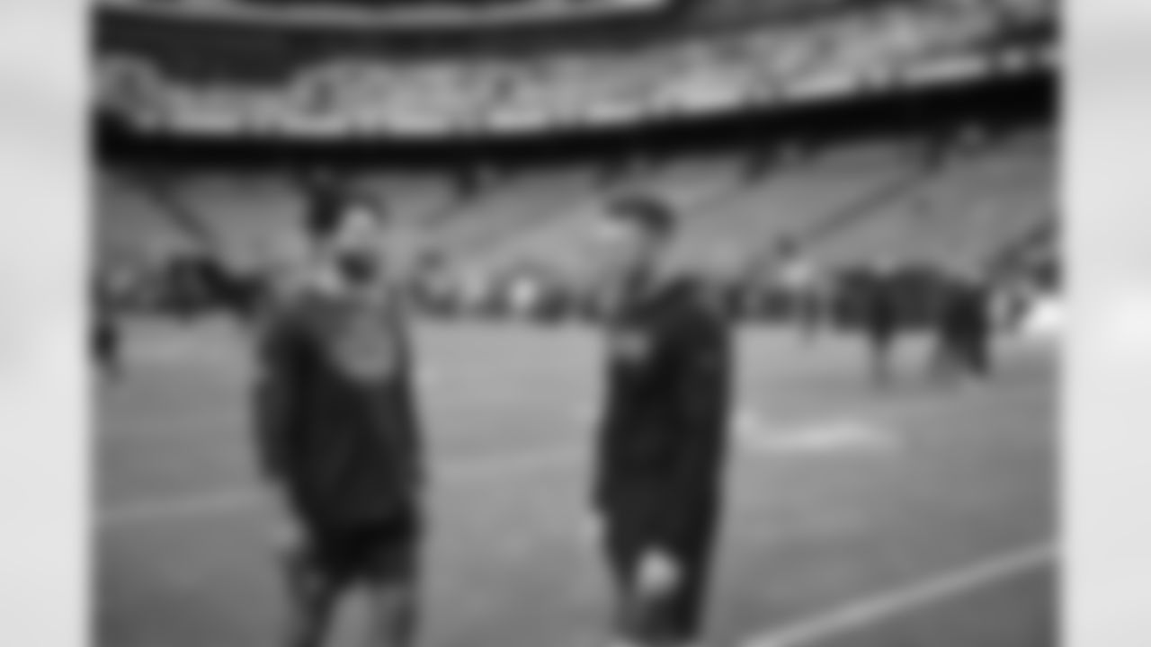QB Jake Browning chats with Commanders QB Sam Hartman ahead of the Bengals' Preseason Week 2 game against the Washington Commanders, Monday, Aug. 18, 2025.