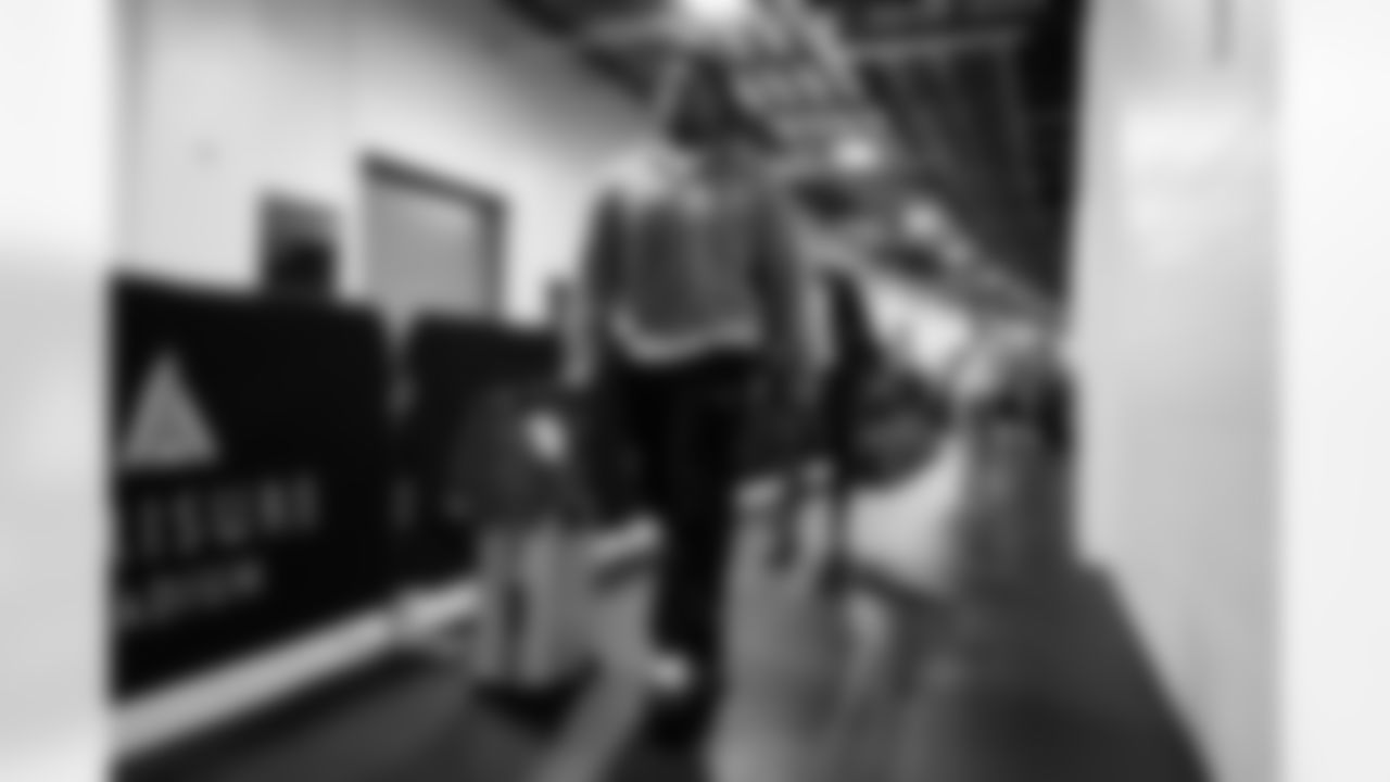 LB Barrett Carter arrives at Acrisure Stadium ahead of Week 11 against the Steelers in Pittsburgh, Sunday, Nov. 16, 2025.