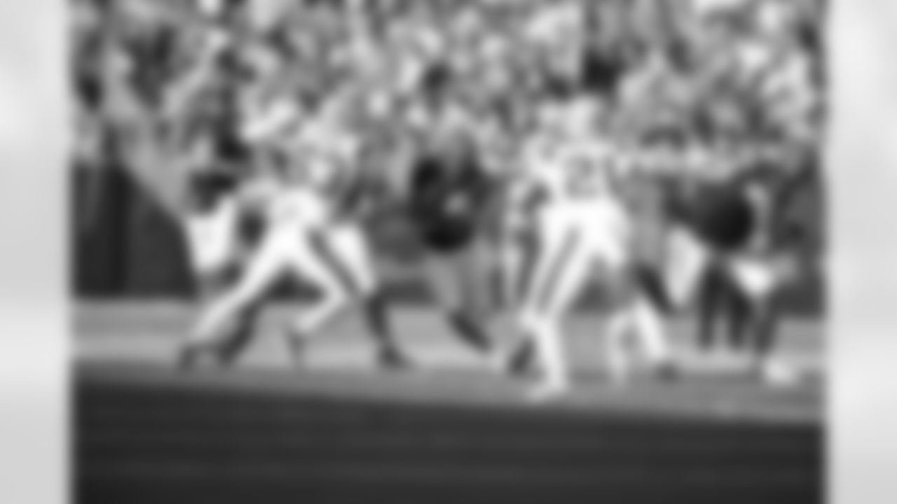 RB Chase Brown runs the ball during Week 12 against the New England Patriots at Paycor Stadium, Sunday, Nov. 23, 2025.