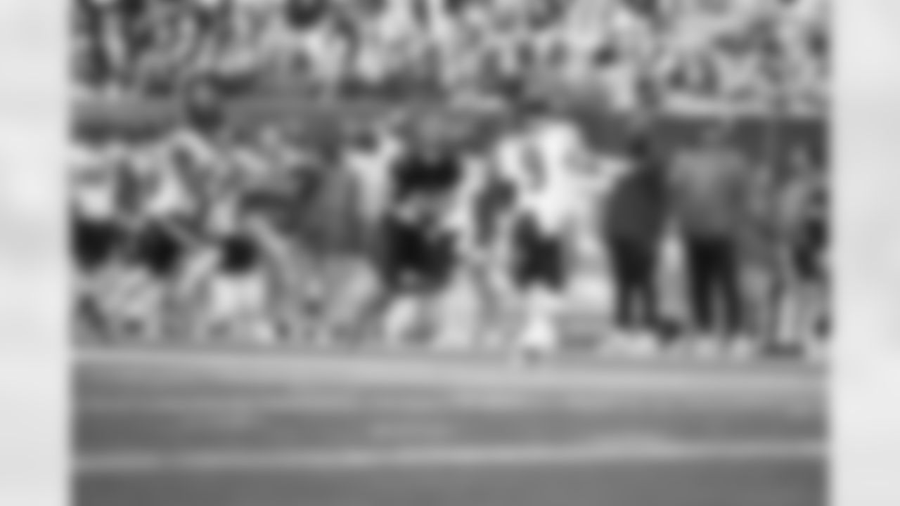 TE Hanner Hudson makes a catch during Week 9 against the Chicago Bears at Paycor Stadium, Sunday, Nov. 2, 2025.