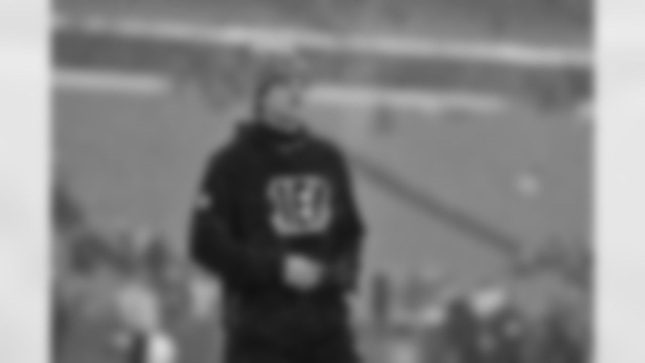 QB Joe Burrow warms up ahead of Week 14 against the Buffalo Bills at Highmark Stadium, Sunday, Dec. 7, 2025.