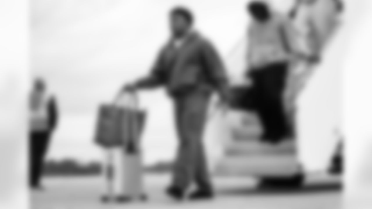 LB Barrett Carter arrives in Pittsburgh ahead of Week 11 against the Steelers, Saturday, Nov. 15, 2025.