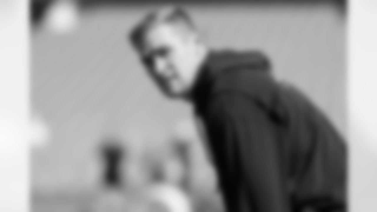 TE Mike Gesicki warms up at Hard Rock Stadium ahead of Week 16 against the Miami Dolphins, Sunday, Dec. 21, 2025.