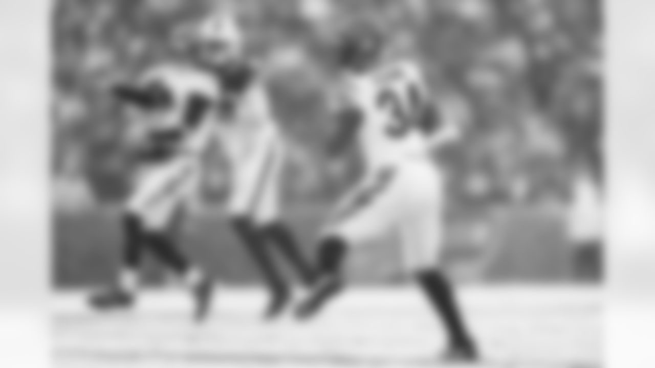 RB Samaje Perine catches a pass during Week 14 against the Buffalo Bills, Sunday, Dec. 7, 2025.