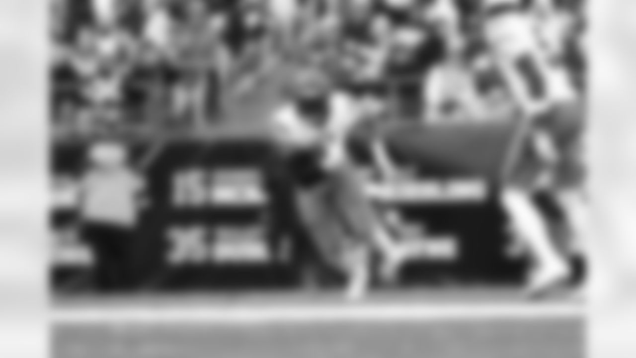 TE Noah Fant runs with the ball during Week 11 against the Steelers in Pittsburgh, Sunday, Nov. 16, 2025.