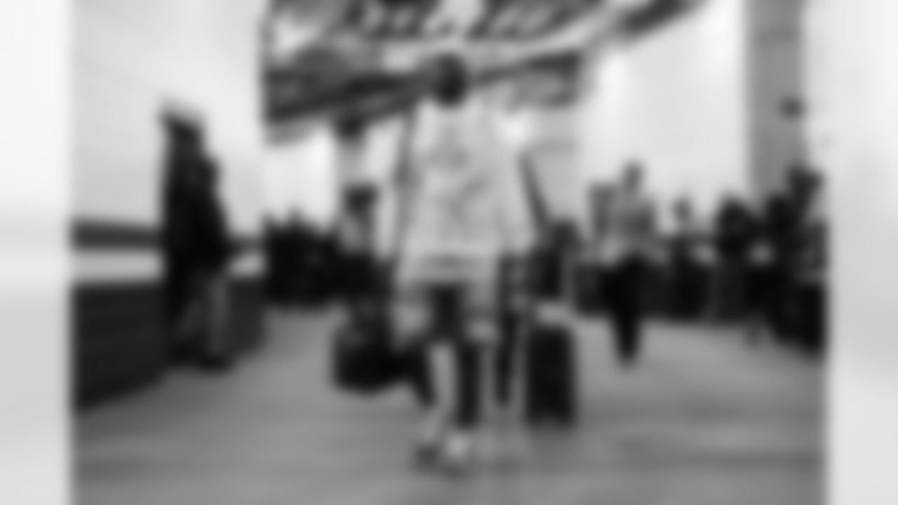 S Jordan Battle arrives at M&T Bank Stadium ahead of Week 13 against the Baltimore Ravens, Thursday, Nov. 27, 2025.