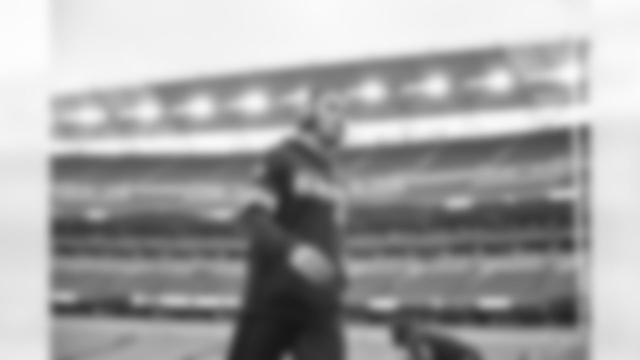 CB DJ Turner II warms up ahead of Week 17 against the Arizona Cardinals, Sunday, Dec. 28, 2025.