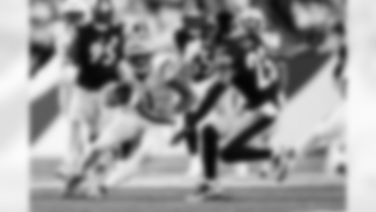 WR Ja'Marr Chase jukes a defender during Thursday Night Football during Week 7 against the Pittsburgh Steelers at Paycor Stadium, Thursday, Oct. 16, 2025.