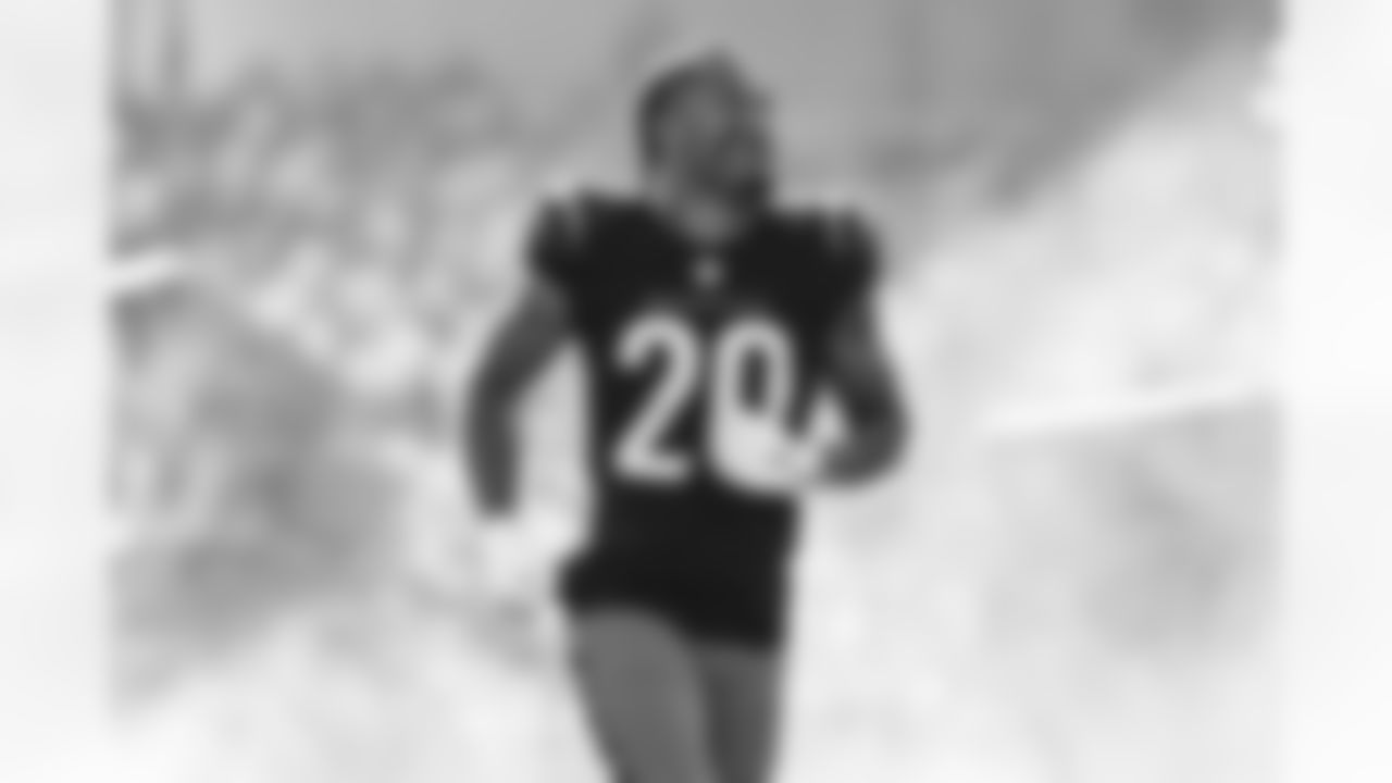 CB DJ Turner II runs onto the field ahead of Week 8 against the New York Jets, Sunday, Oct. 26, 2025.