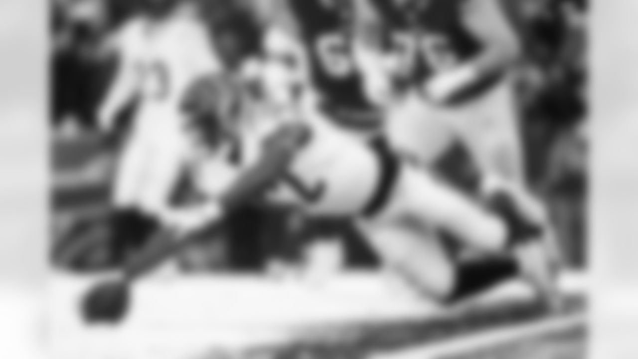 LB Oren Burks recovers a fumble during Week 14 against the Buffalo Bills, Sunday, Dec. 7, 2025.