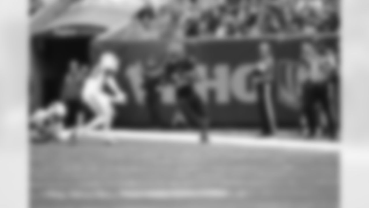 RB Samaje Perine carries the ball during Week 17 against the Arizona Cardinals at Paycor Stadium, Sunday, Dec. 28, 2025.