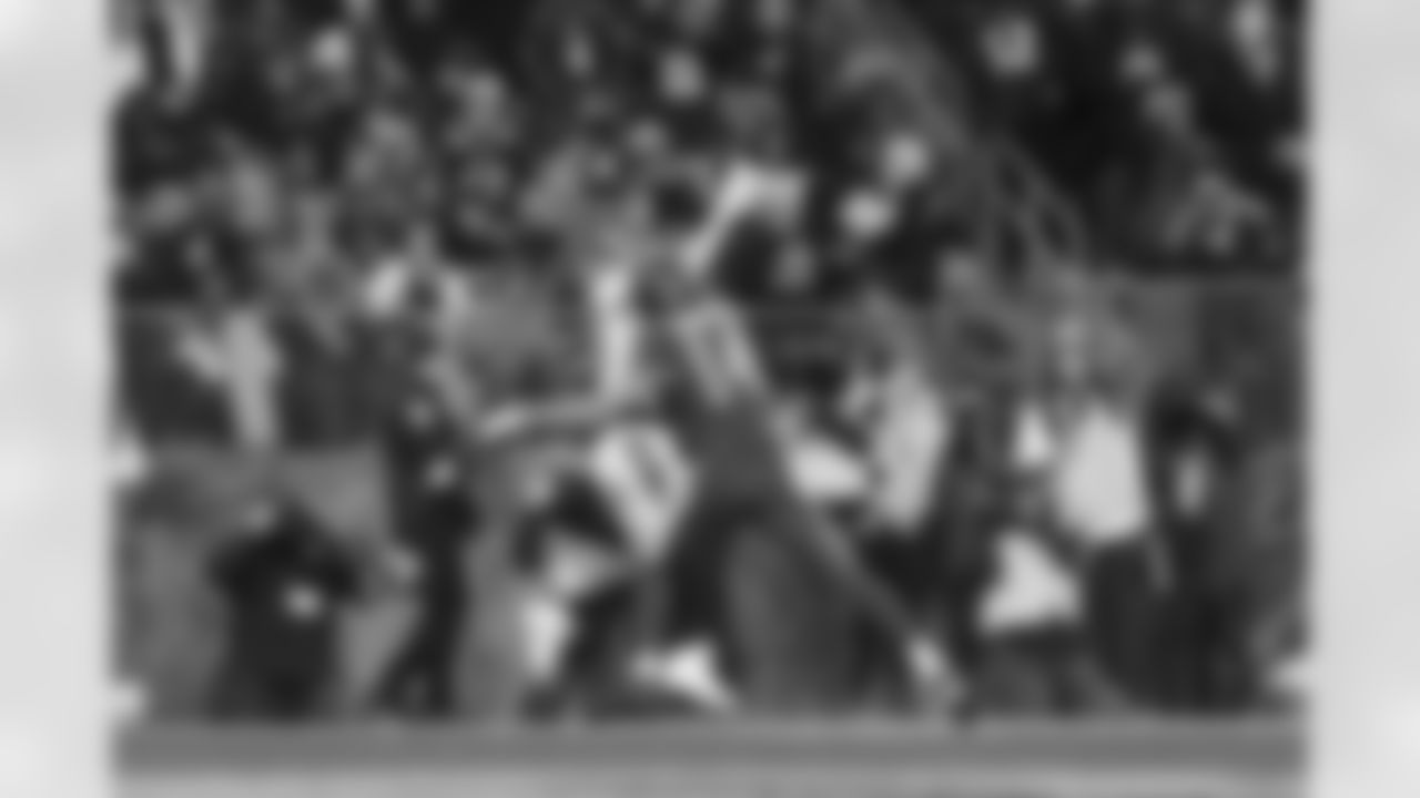 Cincinnati Bengals tight end Tanner Hudson (87) catches a ball to score a touchdown during an NFL football game against the Cincinnati Bengals on Thursday, November 27, 2025 in Baltimore, Maryland.