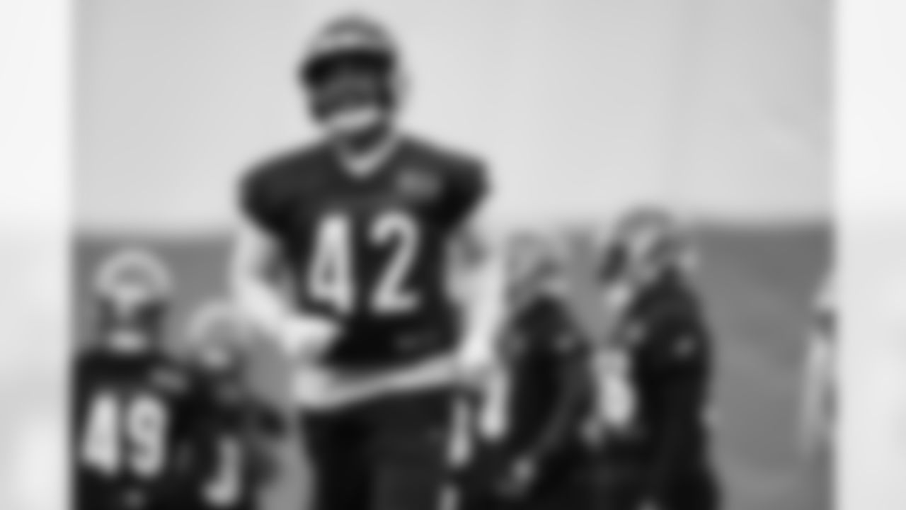 LB Oren Burks during practice at the IEL Indoor Facility, Thursday, Dec. 18, 2025.