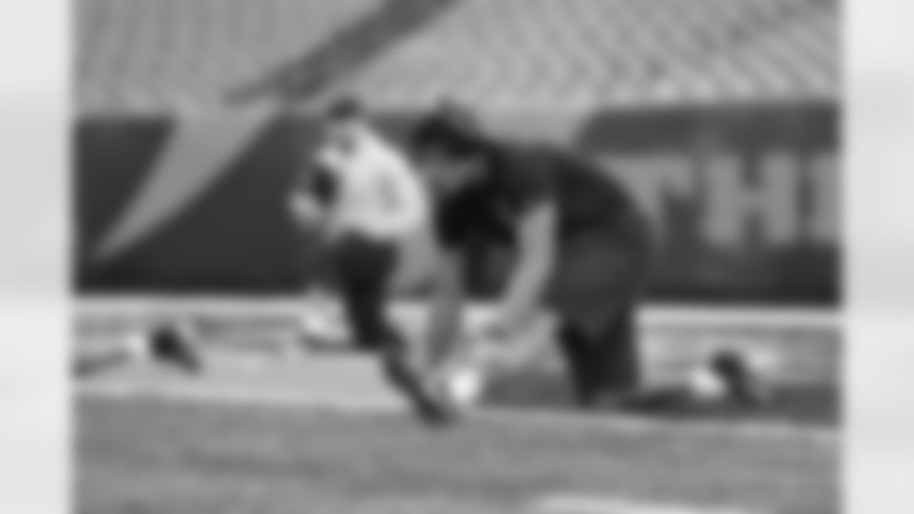 WR Mitch Tinsley warms up ahead of Week 17 against the Arizona Cardinals, Sunday, Dec. 28, 2025.