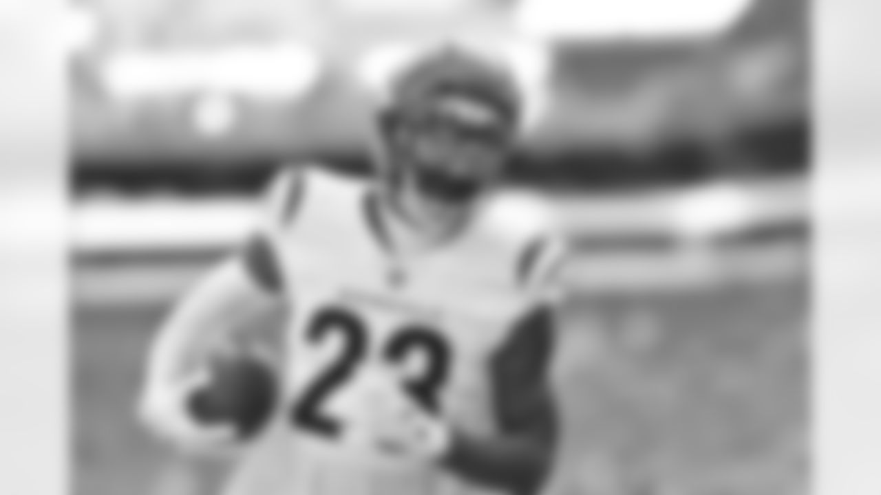 CB Dax Hill warms up at Hard Rock Stadium ahead of Week 16 against the Miami Dolphins, Sunday, Dec. 21, 2025.