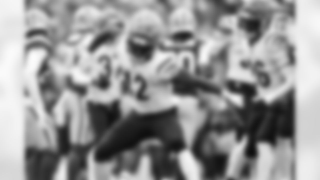 LB Oren Burks celebrates a stop during Week 6 against the Packers in Green Bay, Sunday, Oct. 12, 2025.