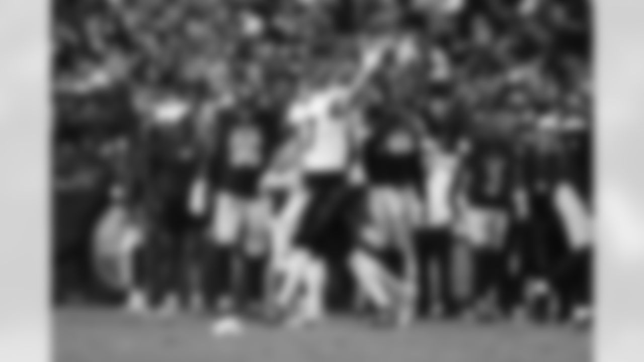 TE Tanner Hudson gestures in the Preseason Week 2 game against the Washington Commanders, Monday, Aug. 18, 2025.