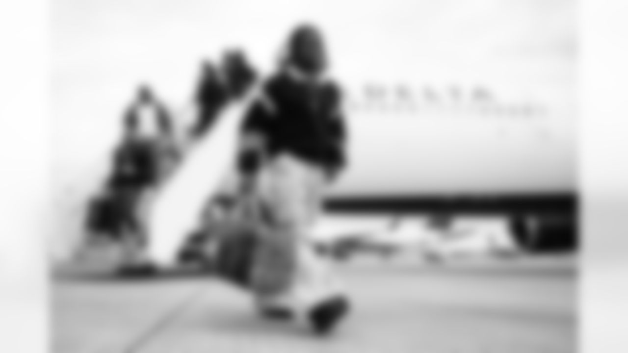 LB Brian Asamoah II arrives in Pittsburgh ahead of Week 11 against the Steelers, Saturday, Nov. 15, 2025.