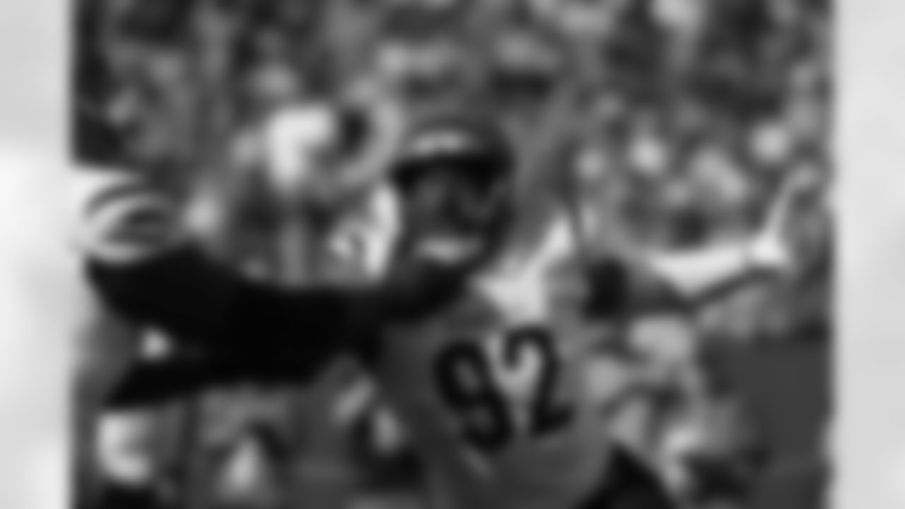 DT B.J. Hill warms up ahead of Week 6 against the Green Bay Packers, Sunday, Oct. 12, 2025.