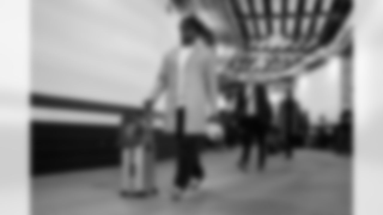 LB Barrett Carter arrives at M&T Bank Stadium ahead of Week 13 against the Baltimore Ravens, Thursday, Nov. 27, 2025.