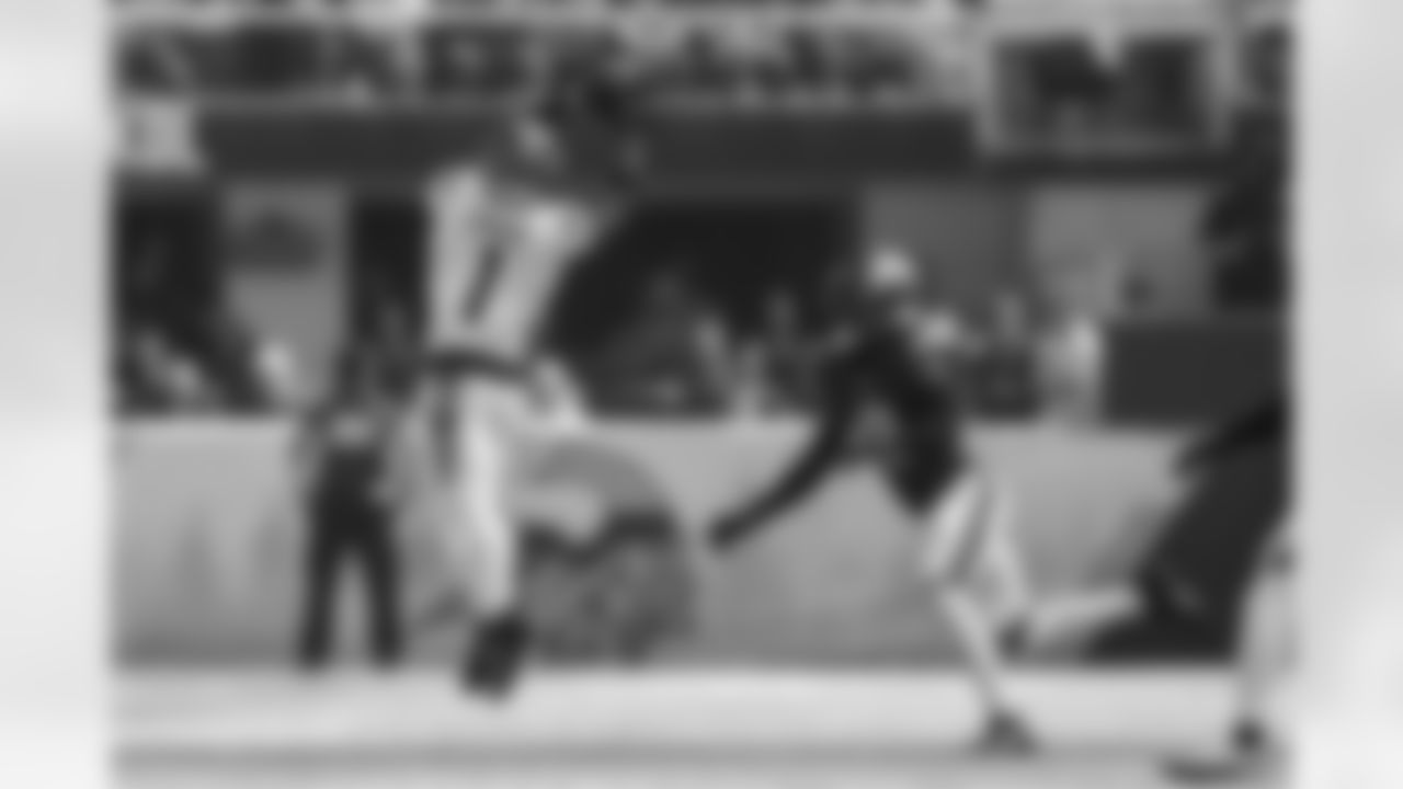 WR Ja'Marr Chase makes a catch during Week 3 against the Vikings in Minnesota, Sunday, Sept. 21, 2025.