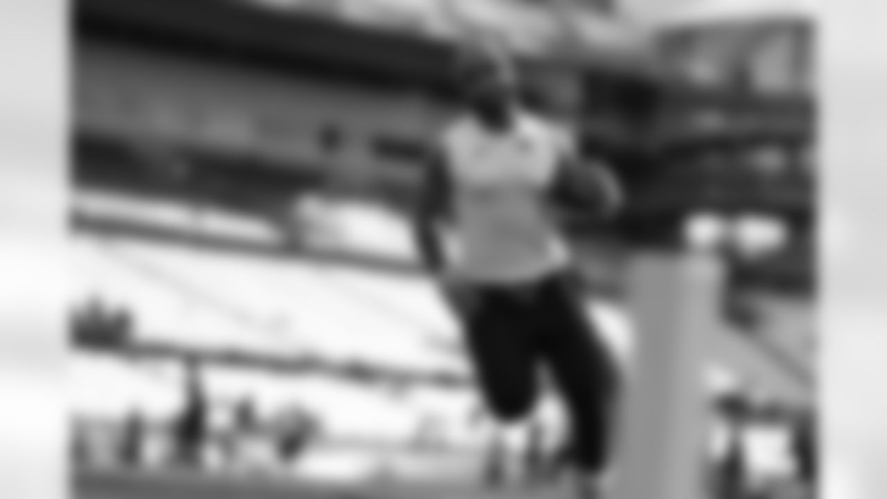 S Geno Stone warms up ahead of Week 11 against the Steelers in Pittsburgh, Sunday, Nov. 16, 2025.