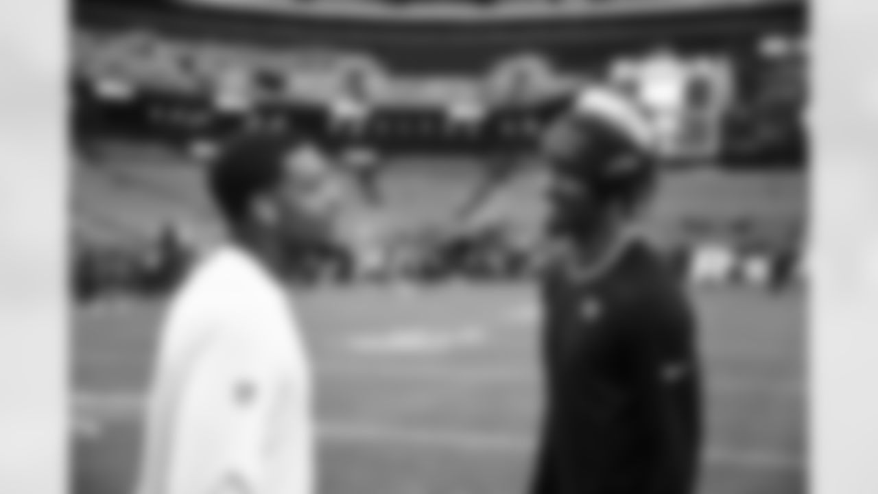 WR Ja'Marr Chase talks to Washington QB Jayden Daniels ahead of the Bengals' Preseason Week 2 game against the Commanders, Monday, Aug. 18, 2025.