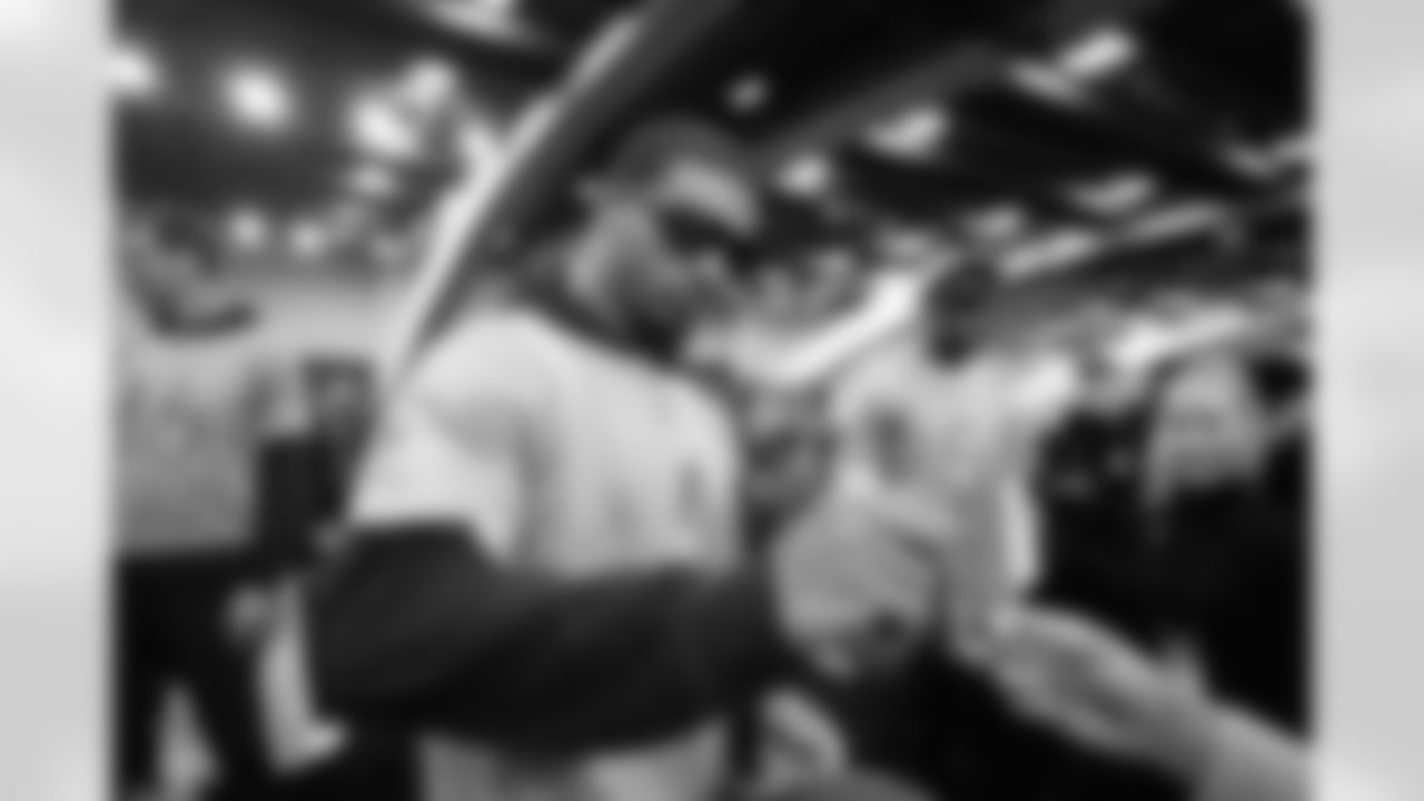 WR Ja'Marr Chase signs autographs during practice at the 2026 Pro Bowl Games, Monday, Feb. 2, 2026.