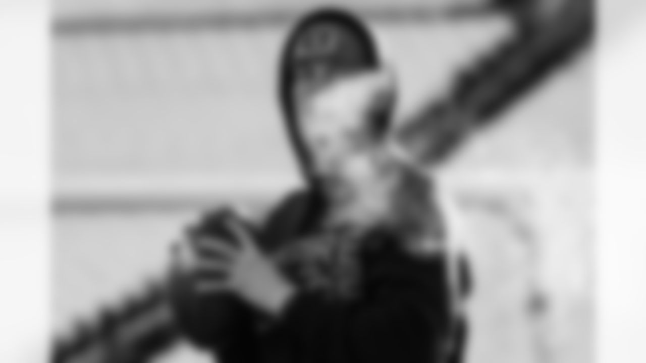 QB Joe Burrow warms up ahead of Week 15 against the Ravens at Paycor Stadium, Sunday, Dec. 14, 2025.