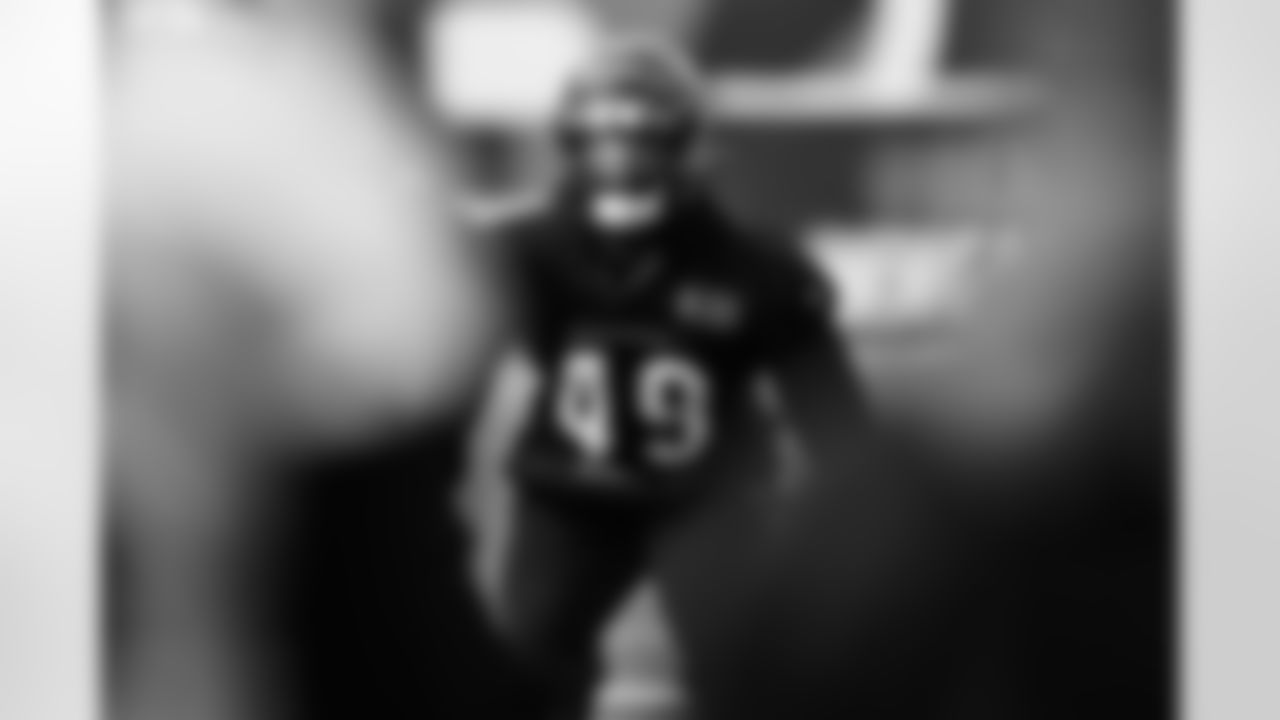 LB Barrett Carter during practice at Paycor Stadium ahead of Week 14 against the Buffalo Bills.