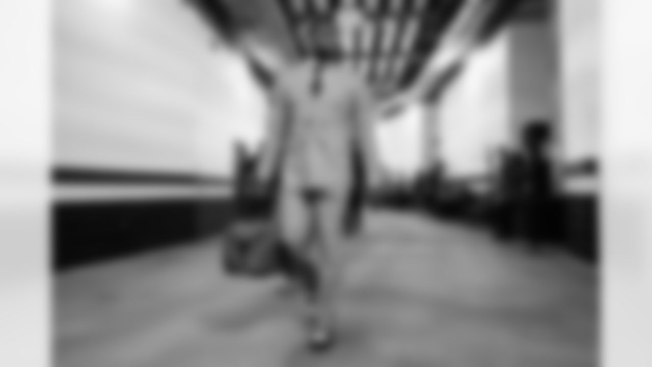 DE Joseph Ossai arrives at M&T Bank Stadium ahead of Week 13 against the Baltimore Ravens, Thursday, Nov. 27, 2025.