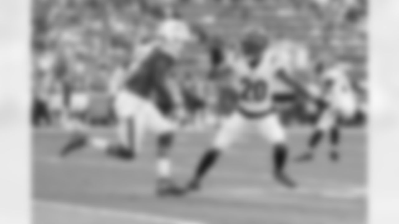 CB DJ Turner II covers WR Jaylen Waddle during Week 16 against the Miami Dolphins at Hard Rock Stadium, Sunday, Dec. 21, 2025.