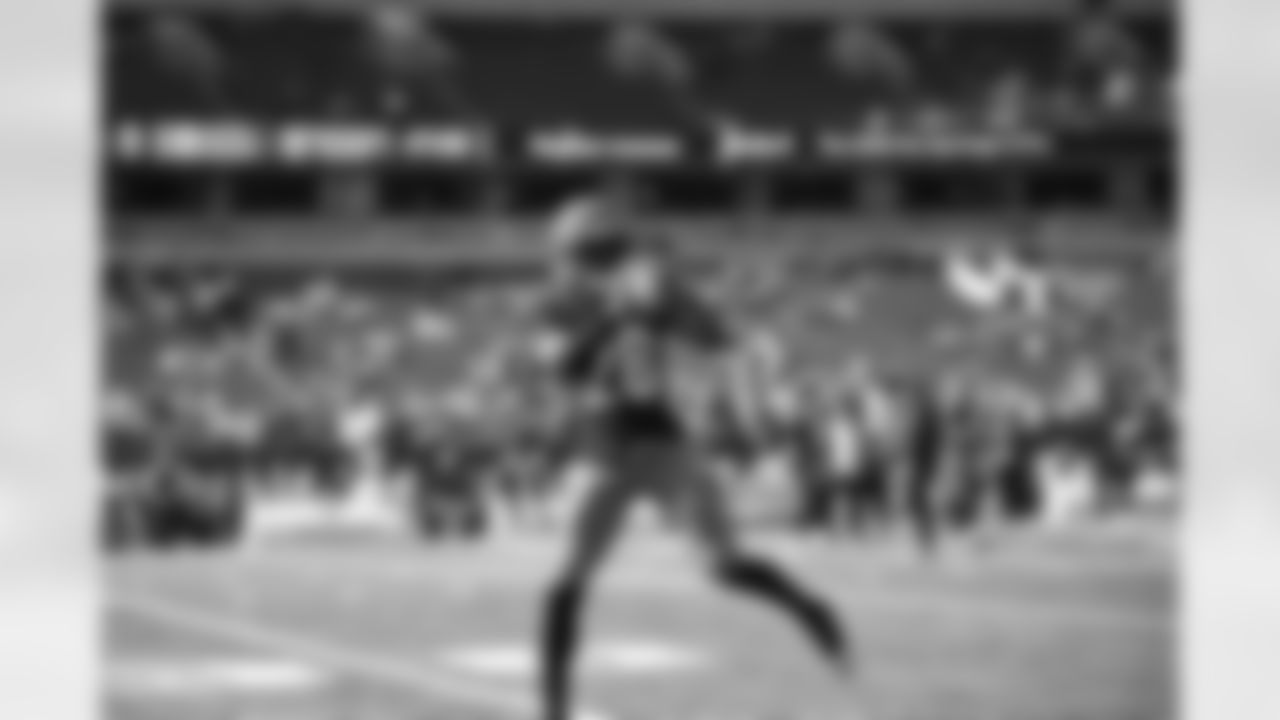 CB Josh Newton warms up at Paycor Stadium ahead of Week 8 against the New York Jets, Sunday, Oct. 26, 2025.