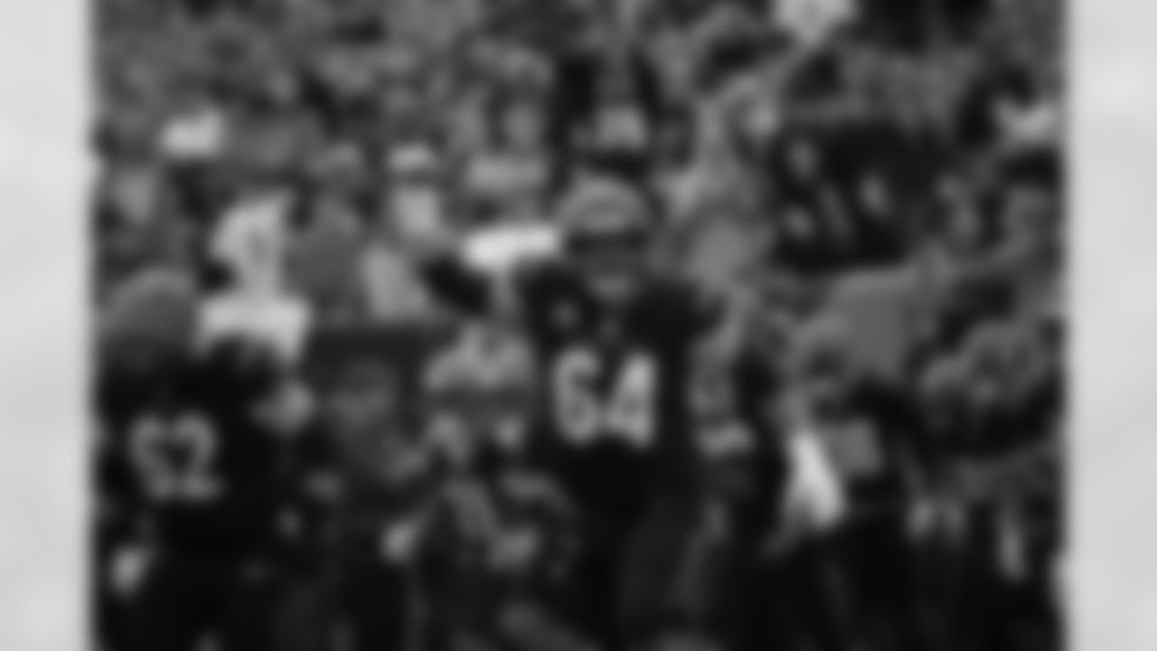 C Ted Karras warms up ahead of Week 17 against the Arizona Cardinals, Sunday, Dec. 28, 2025.